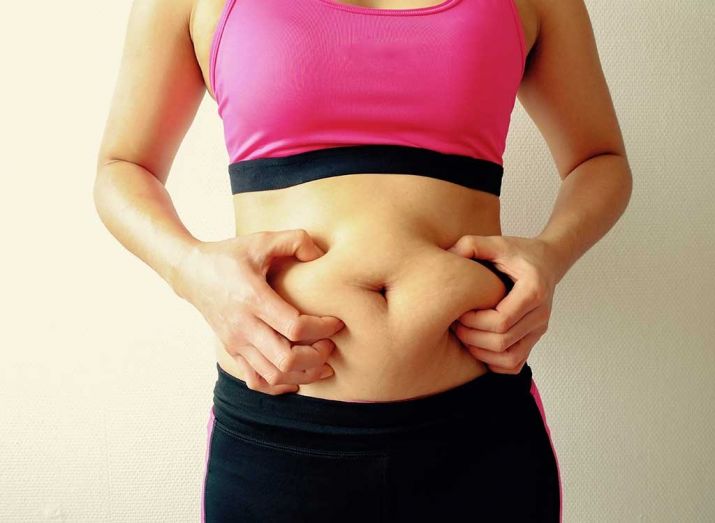 Λίπος στην κοιλιά: Δεν φταίει μόνο το φαγητό – 6 παράγοντες που αγνοείς