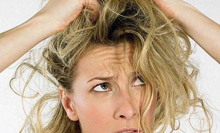 Αυτές είναι μερικές καθημερινές συνήθειες που καταστρέφουν τα μαλλιά σας