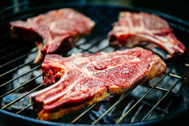 Πώς να ψήνετε σωστά το κρέας στη σχάρα χωρίς κίνδυνο για την υγεία σας.