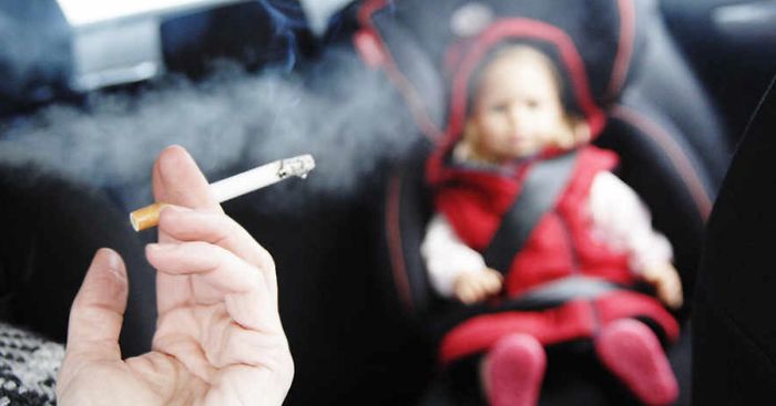 Υπουργείο Υγείας: Πρόστιμο 1.500 ευρώ και αφαίρεση διπλώματος σε όσους καπνίζουν με παιδί στο αυτοκίνητο