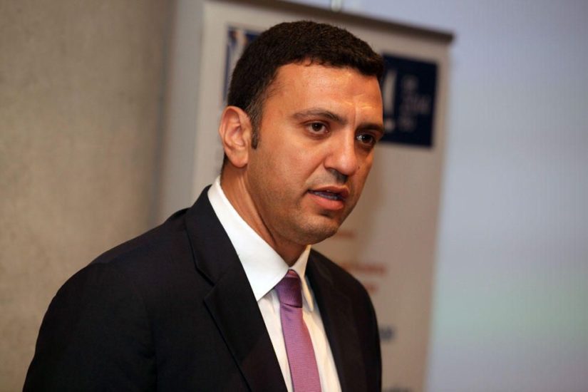 Κικίλιας: γιατρός κι ασθενοφόρο στην Ακρόπολη.