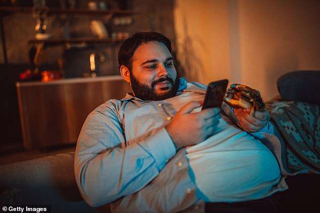 Η πολύωρη χρήση του κινητού συνδέεται με την παχυσαρκία