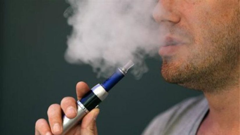 ΗΠΑ: Οι χρήστες ηλεκτρονικού τσιγάρου καλούνται να μην αγοράζουν υγρά ή ανταλλακτικά στον δρόμο