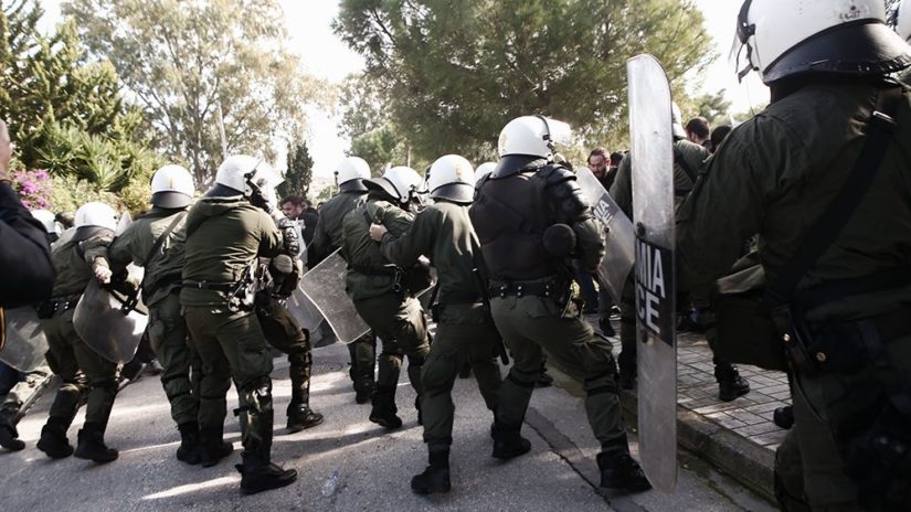 Παρέμβαση των ΜΑΤ στη συγκέντρωση των γιατρών