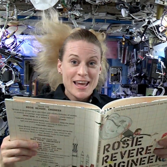 Αστροναύτες διαβάζουν στα παιδιά !