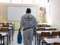 ÐÑÏËÇÐÔÉÊÇ ÁÐÏËÕÌÁÍÓÇ ÃÉÁ ÔÏÍ ÊÏÑÏÍÏÚÏ ÓÅ Ó×ÏËÅÉÁ ÔÏÕ ÐÅÉÑÁÉÁ (EUROKINISSI/ ×ÑÇÓÔÏÓ ÌÐÏÍÇÓ)