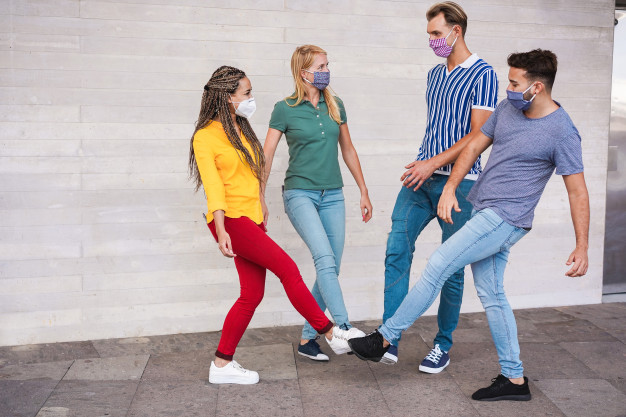 Άτομα νεαρής ηλικίας εν αγνοία τους διασπείρουν τον ιό