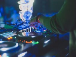 dj-business-750×498