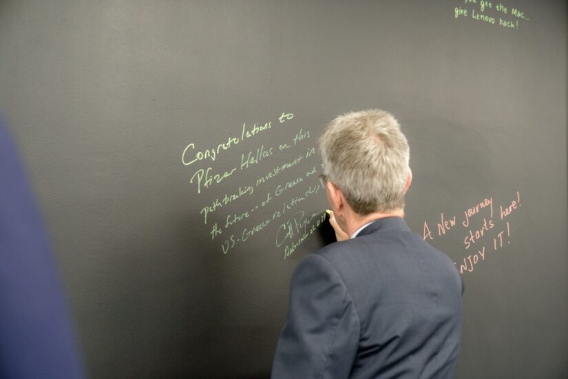 Επίσκεψη του Πρέσβη των ΗΠΑ στο Παγκόσμιο Κέντρο Ψηφιακής Τεχνολογίας της Pfizer στη Θεσσαλονίκη