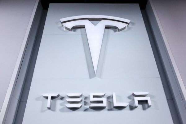Η Tesla εισέρχεται στον αγώνα παραγωγής εμβολίου κατά του κορωνοϊού