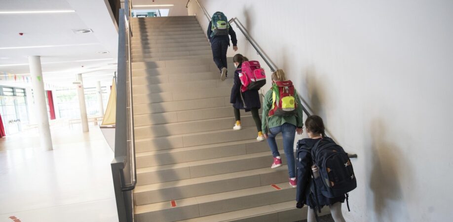 Έναρξη σχολείων: Ξεκίνησε η παραγωγή μασκών για όλους τους μαθητές