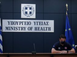 ÅÍÇÌÅÑÙÓÇ ÄÉÁÐÉÓÔÅÕÌÅÍÙÍ ÓÕÍÔÁÊÔÙÍ ÔÏÕ ÕÐ.ÕÃÅÉÁÓ ÃÉÁ ÔÇÍ ÐÏÑÅÉÁ ÔÇÓ ÐÁÍÄÇÌÉÁÓ COVID-19 ÓÔÇÍ ×ÙÑÁ ÌÁÓ (EUROKINISSI/ÂÁÓÉËÇÓ ÑÅÌÐÁÐÇÓ )