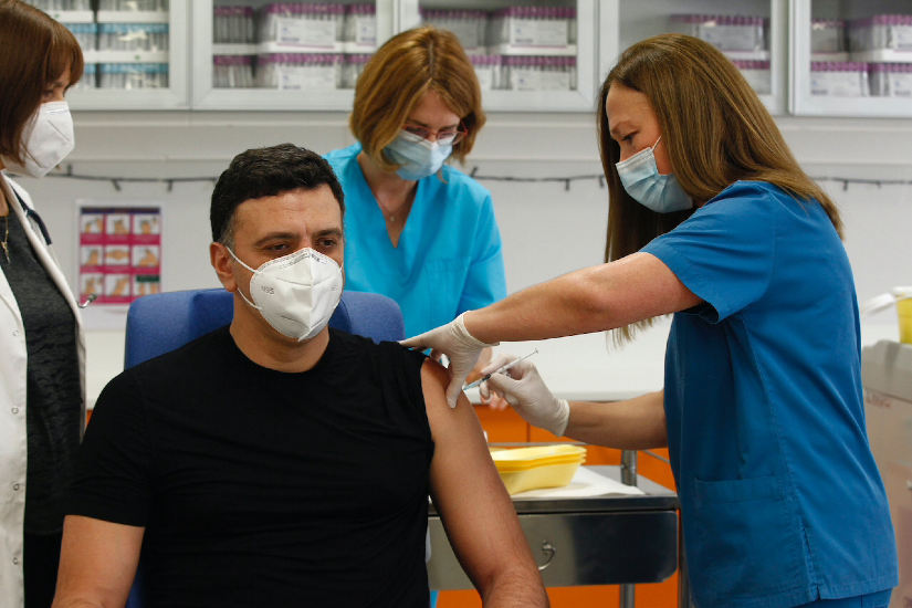 Εμβολιάστηκε κατά της Covid-19 ο υπουργός υγείας, Β. Κικίλιας