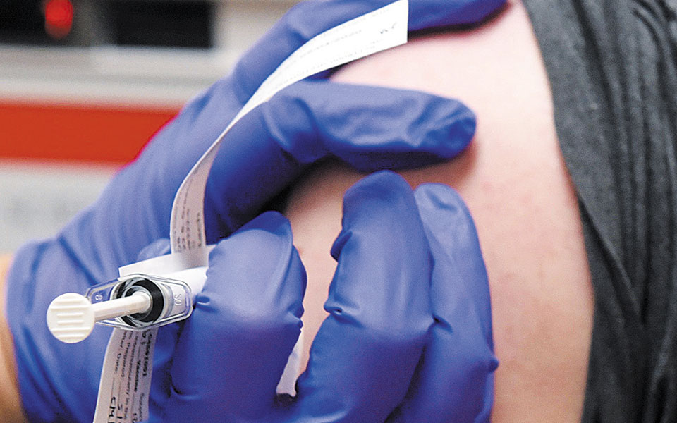 Η. Μόσιαλος: Τι γνωρίζουμε για τους εμβολιασμούς στη Βρετανία