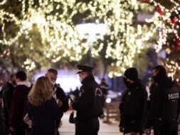 γιορτές; γιορτή; στολισμός; Αθήνα; Athens; Christmas decorating; christmas atmosphere; Χριστουγεννιατικη διακόσμηση; Χριστουγεννιάτικα φώτα; εορταστική ατμόσφαιρα; Χριστουγεννιάτικη ατμόσφαιρα; Christmas Lights; police; αστυνομία; αστυνομικά μέτρα; αστυνομικός έλεγχος;