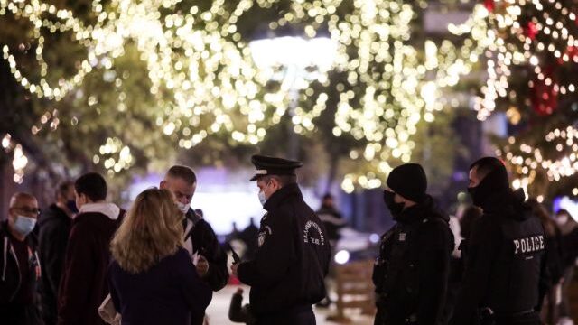 γιορτές; γιορτή; στολισμός; Αθήνα; Athens; Christmas decorating; christmas atmosphere; Χριστουγεννιατικη διακόσμηση; Χριστουγεννιάτικα φώτα; εορταστική ατμόσφαιρα; Χριστουγεννιάτικη ατμόσφαιρα; Christmas Lights; police; αστυνομία; αστυνομικά μέτρα; αστυνομικός έλεγχος;