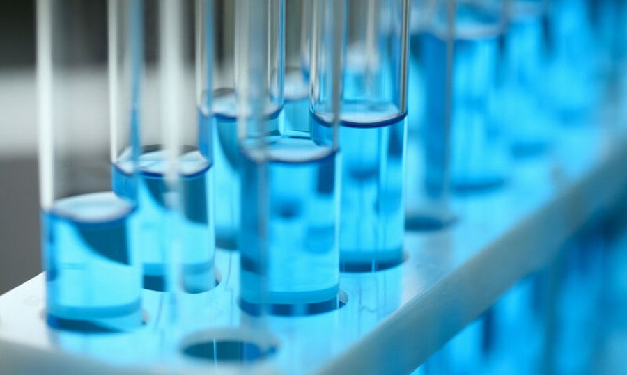 Pfizer/BioNTech: το φιαλίδιο που χρησιμοποιείται μέχρι τώρα για πέντε δόσεις, μπορεί να αποδώσει έξι