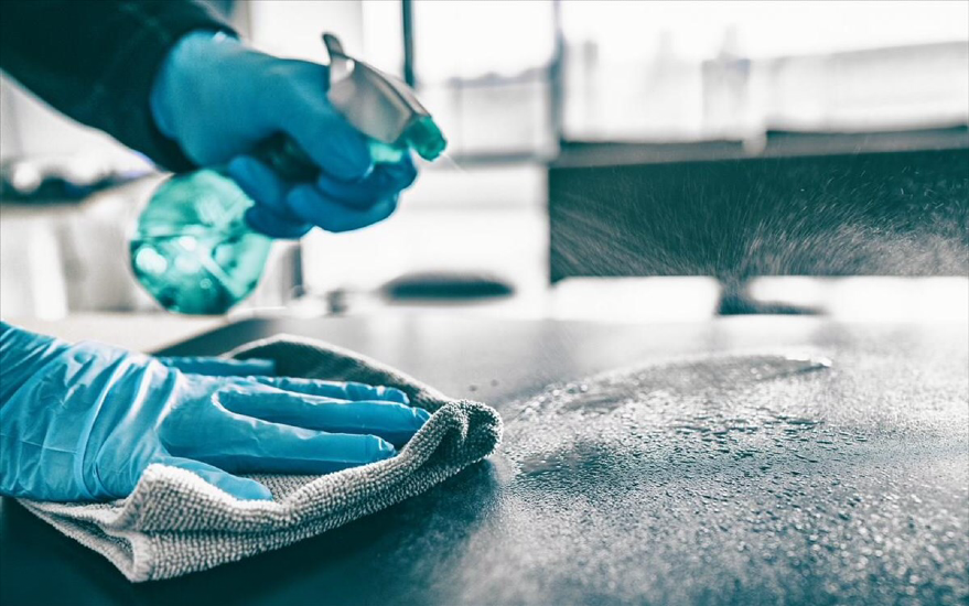 Εφόσον ο κορωνοϊός σπάνια μεταδίδεται από τις επιφάνειες γιατί ακόμα εμμένουμε στην απολύμανσή τους;