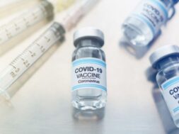 needles-syringes-tray-prevention-treatment-from-coronavirus-infection_46370-1999