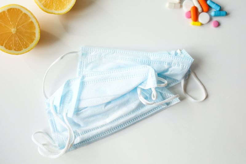 Πλησιάζει το ενδεχόμενο υποχρεωτικής διπλής μάσκας λόγω ανησυχίας για τις μεταλλάξεις του ιού