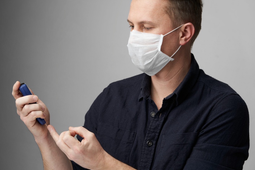 Οι παθήσεις με τις οποίες συσχετίζεται ο κορωνοϊός