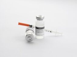 arrangement-vaccination-elements-covid19_23-2148880527
