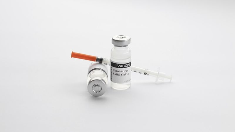 Πέντε ανακρίβειες σχετικά με τα εμβόλια για τον κορωνοϊό