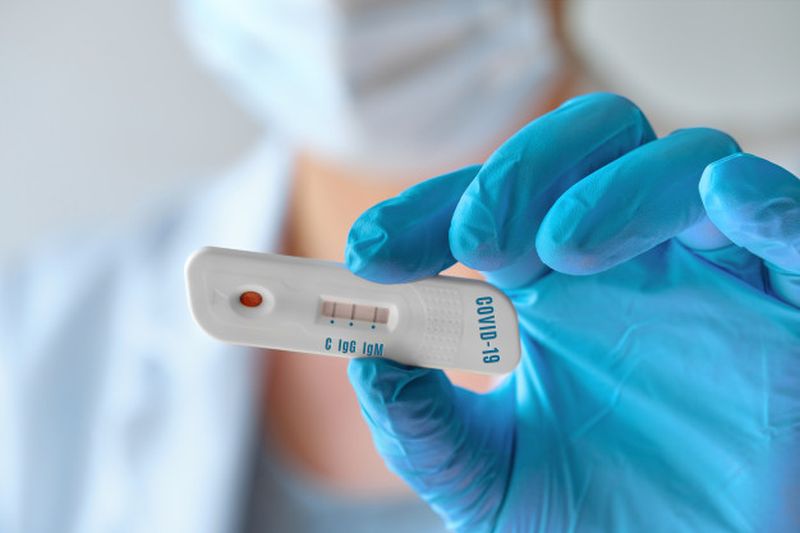 Τα βήματα όσων βγουν θετικοί στα self-test για κορωνοϊό