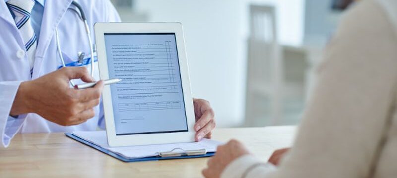 doctor-with-digital-tablet_1098-18240