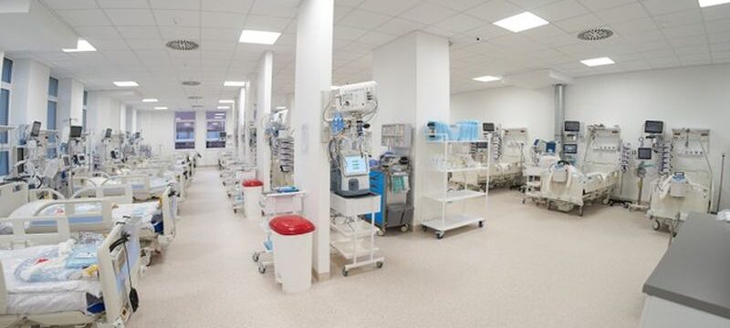 modern-empty-temporary-intensive-care-emergency-room-is-ready-receive-patients-with-coronavirus-infection_133994-3530