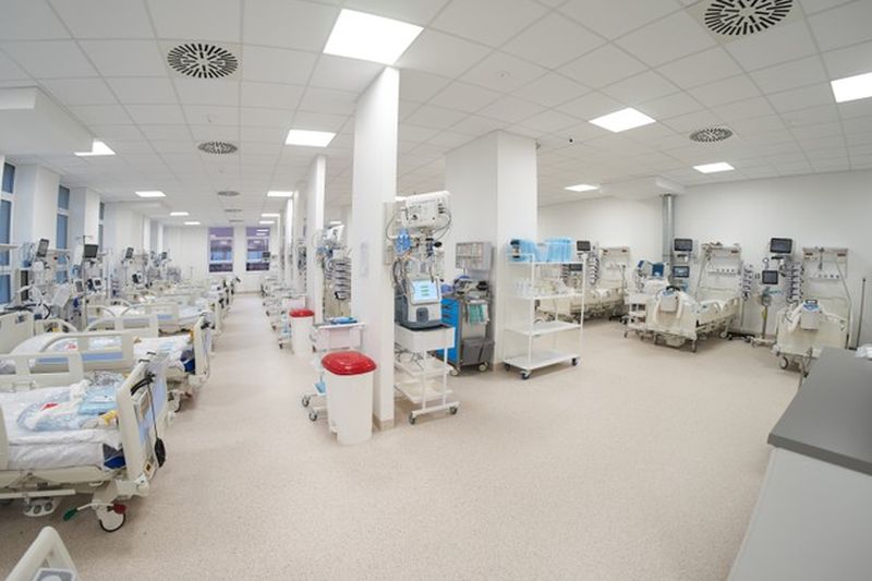 Λιγοστεύουν οι κλίνες ΜΕΘ – Ανησυχία για τη βρετανική μετάλλαξη