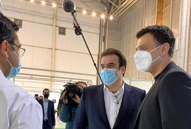 Επίσκεψη Β. Κικίλια και Κ. Πιερρακάκη στο εμβολιαστικό κέντρο Ελληνικού