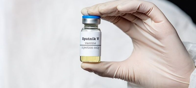 medic-hold-vaccine-container-with-russian-sputnik-v_87910-12225