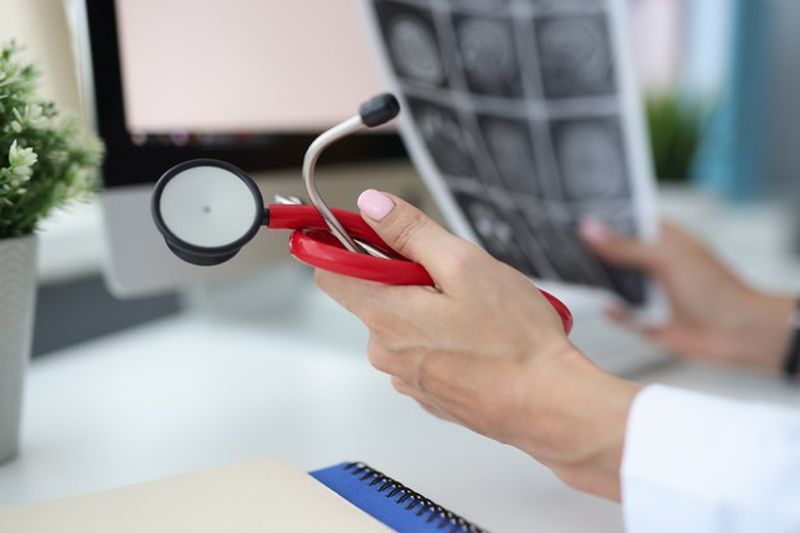 Η επίπτωση, τα κλινικά χαρακτηριστικά και η έκβαση ασθενών με εγκεφαλίτιδα σχετιζόμενη με τη νόσο COVID-19