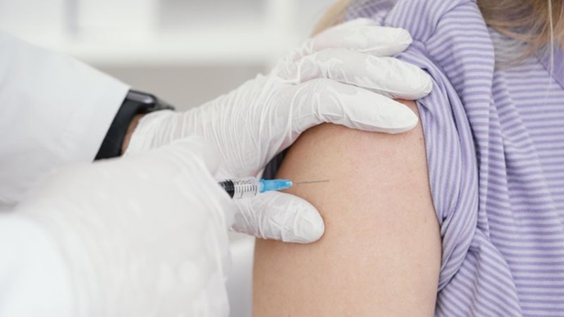 Johnson & Johnson: Αρχίζει ο εμβολιασμός με το μονοδοσικό σκεύασμα