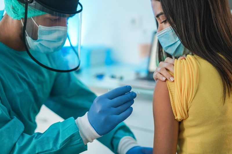 Τον Ιούνιο προβλέπονται οι εμβολιασμοί για τους πολίτες 20-29 ετών