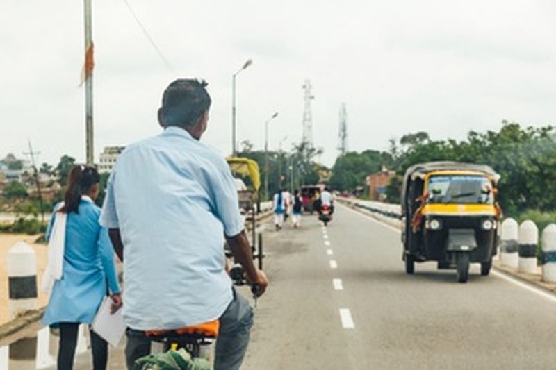 Ινδία: Νέοι θάνατοι – λιγότερες μολύνσεις με Covid-19