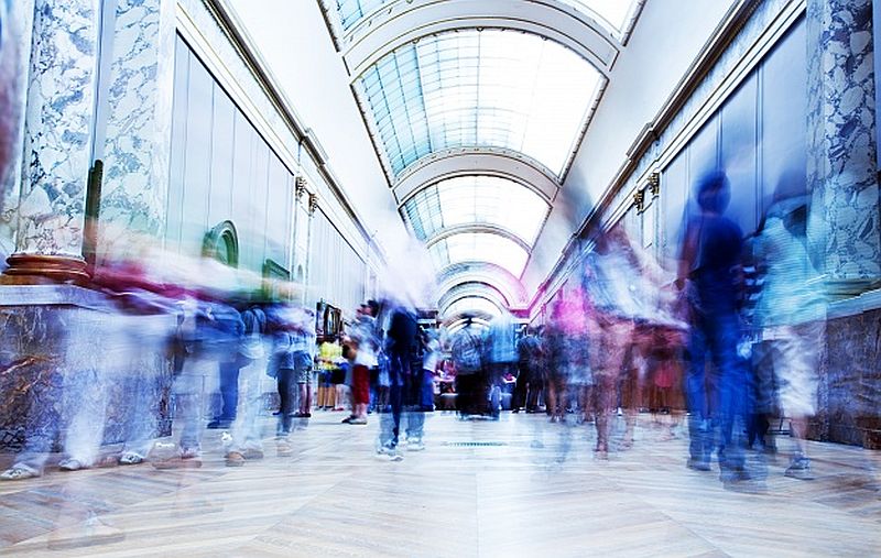 Μετάλλαξη Δ: Μεταδίδεται σε δεύτερα σε εμπορικό κέντρο χωρίς επαφή ή συνωστισμό