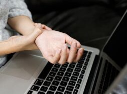 hand-pain-woman-she-is-working-computer_109549-176