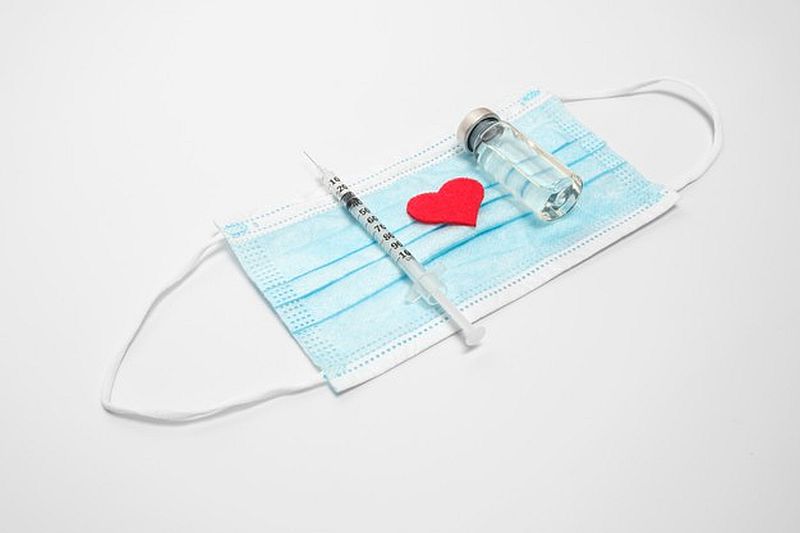 Εξαιρετικά σπάνιες και ήπιες καρδιακές επιπλοκές σε νέους που πιθανώς σχετίζονται με τα εμβόλια mRNA