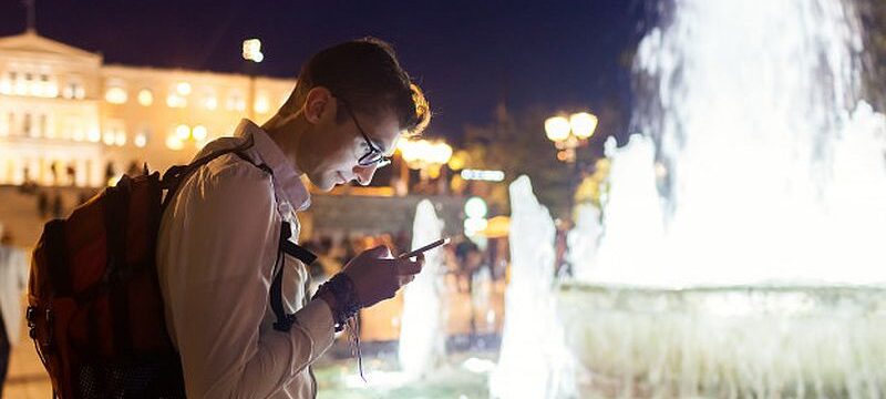 man-tourist-using-navigator-smartphone_106029-1298