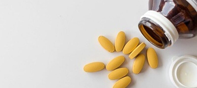 closeup-vitamin-c-tablets-white-table-with-soft-focus-light-background_41050-658