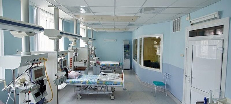 coronavirus-pneumonia-modern-empty-intensive-care-emergency-room_133994-2388