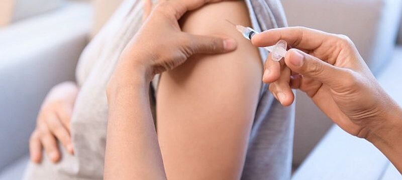doctor-put-needle-muscular-flu-shot-immunization-pregnant-women_103324-90