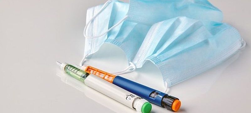 insulin-syringe-pens-medical-masks-white-table-need-protect-people-risk_327813-393 (1)