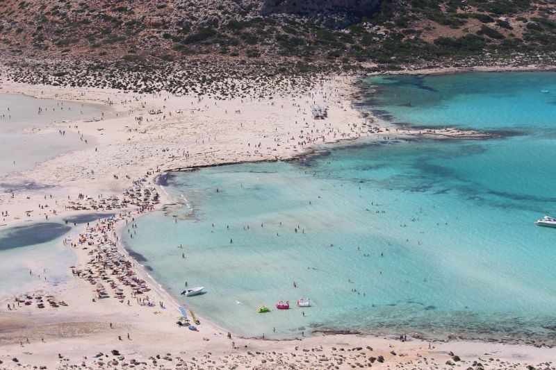 Τα κρούσματα αυξάνονται, οι εμβολιασμοί μειώνονται και τα νησιά κοκκινίζουν