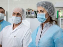 poroshenko-foundation-donated-artificial-lung-ventilation-devices-kyiv-city-clinical-ambulance-hospital_173948-3475