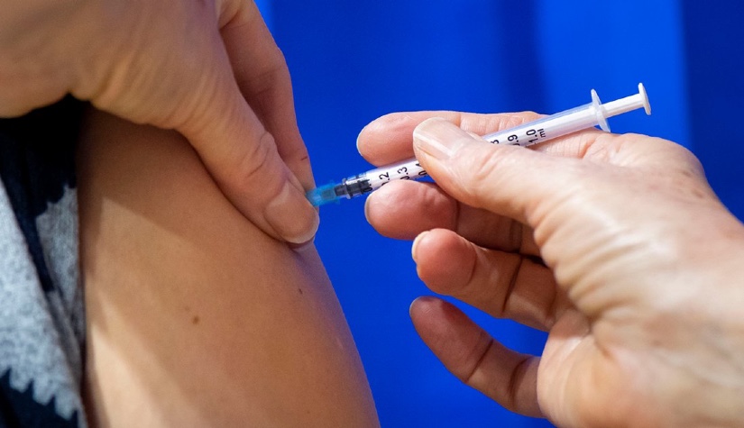 Ο εμβολιασμός είναι η μόνη απάντηση στην πανδημία