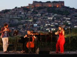b_20069_or_Haydn Trio with Molyvos as background_c Eleonore Pouwels_
