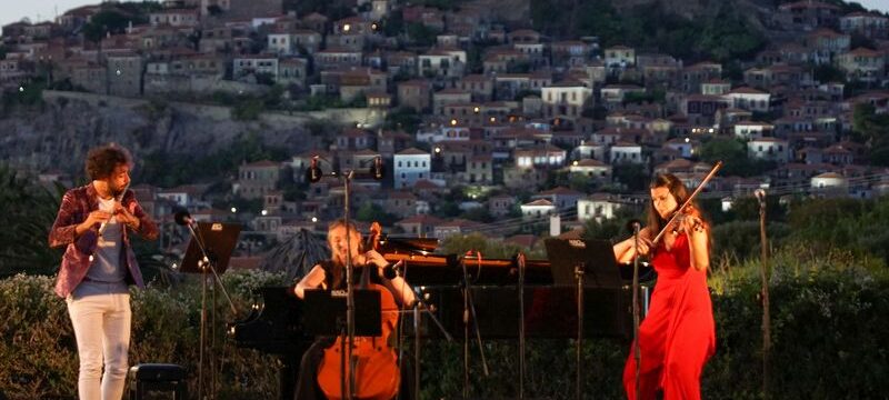 b_20069_or_Haydn Trio with Molyvos as background_c Eleonore Pouwels_